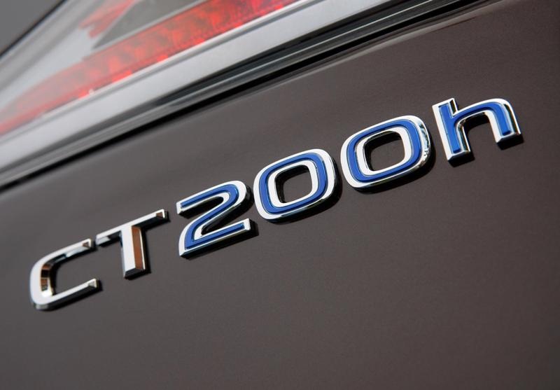 Η Κάιλι Μινόγκ είναι το νέο πρόσωπο της Lexus