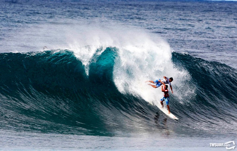 O John Florence κερδίζει το 2011 Volcom Pipe Pro