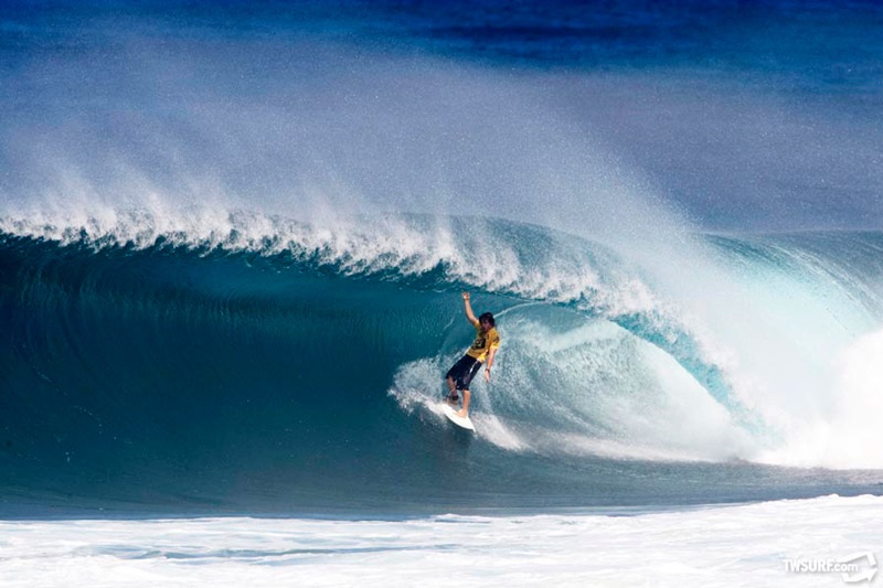 O John Florence κερδίζει το 2011 Volcom Pipe Pro