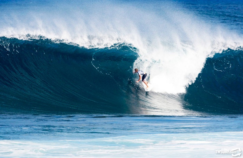 O John Florence κερδίζει το 2011 Volcom Pipe Pro
