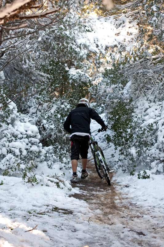 Ποδήλατο στον χιονισμένο Υμηττό