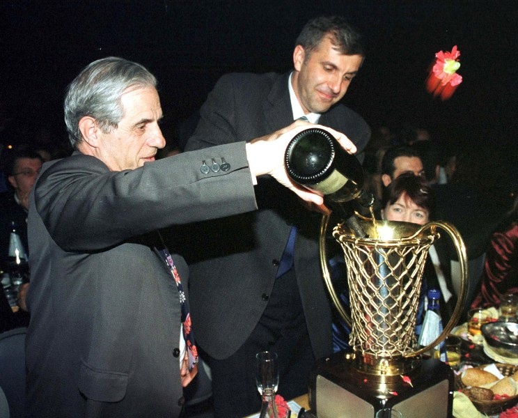 Ότι «αγγίζει» γίνονται... τίτλοι (videos)