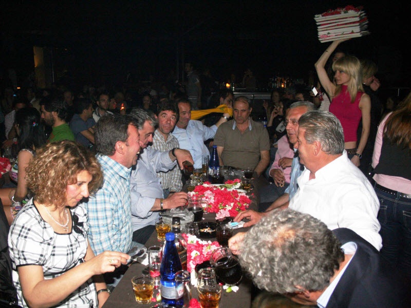 Διπλή... φιέστα στα μπουζούκια