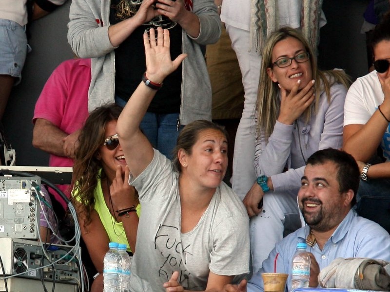 Η Καμμένου και οι οπαδοί