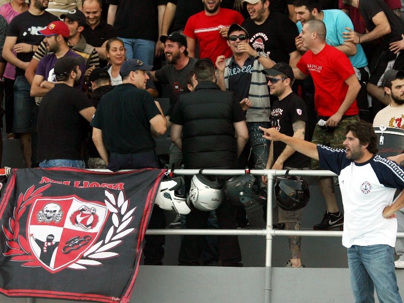 Η Καμμένου και οι οπαδοί