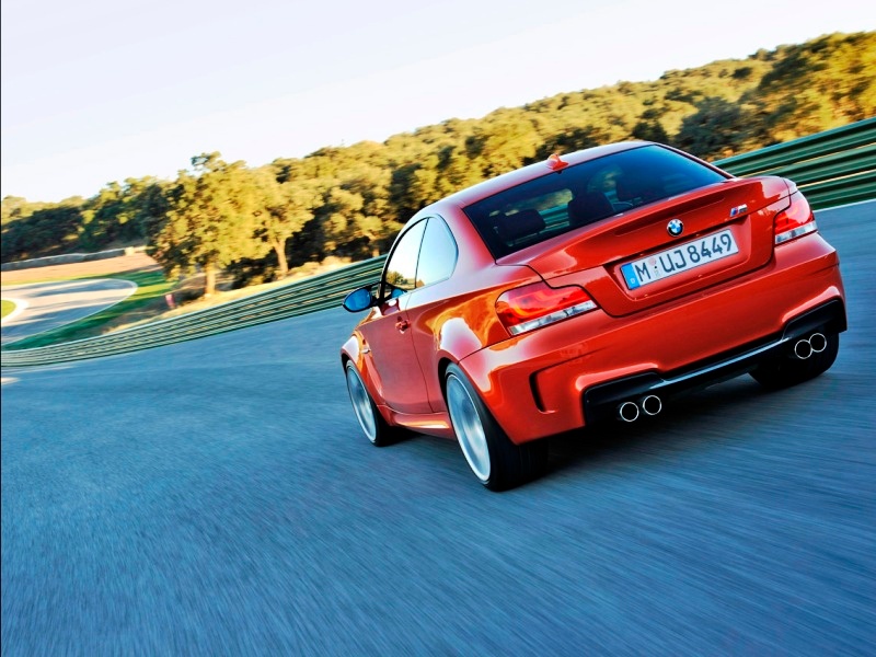 BMW 1M: Δύο εντυπωσιακά video