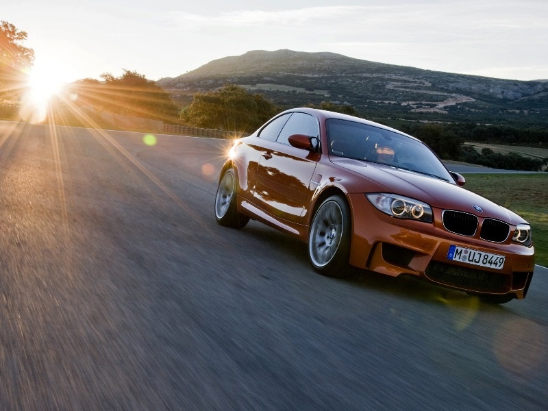 BMW 1M: Δύο εντυπωσιακά video
