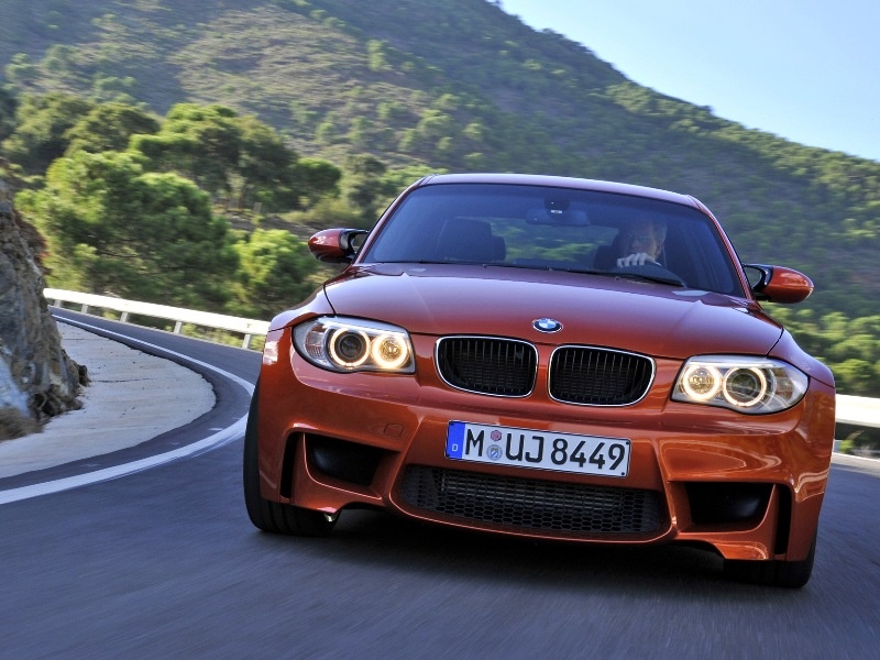 BMW 1M: Δύο εντυπωσιακά video