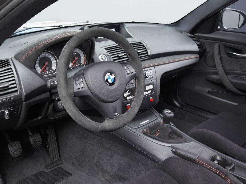 BMW 1M: Δύο εντυπωσιακά video