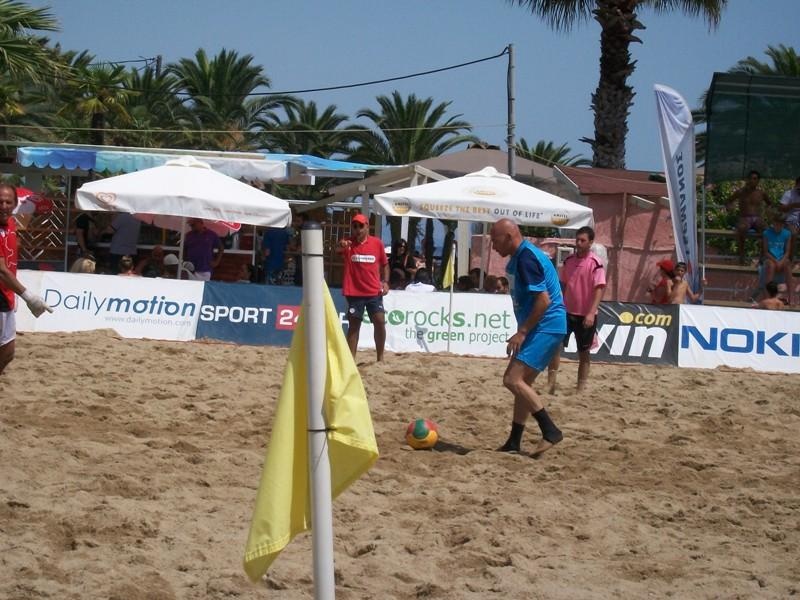 Δίδαξαν beach soccer!