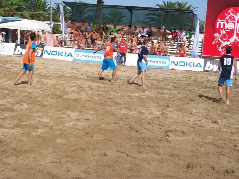 Δίδαξαν beach soccer!