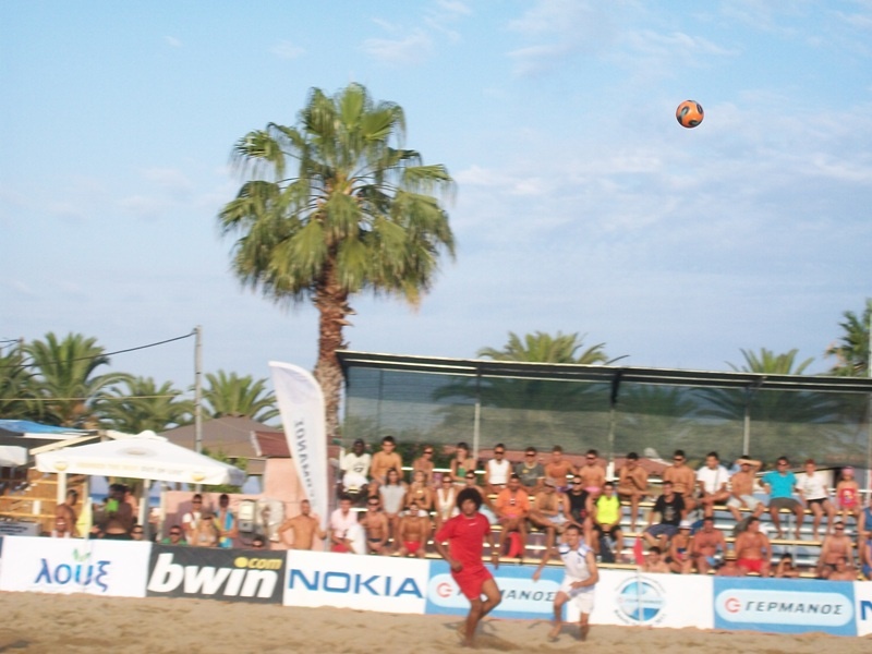 Δίδαξαν beach soccer!