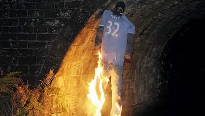 Κρέμασαν και πυρπόλησαν τον Τέβες!