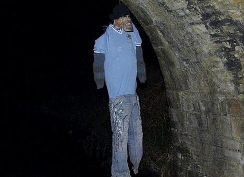 Κρέμασαν και πυρπόλησαν τον Τέβες!