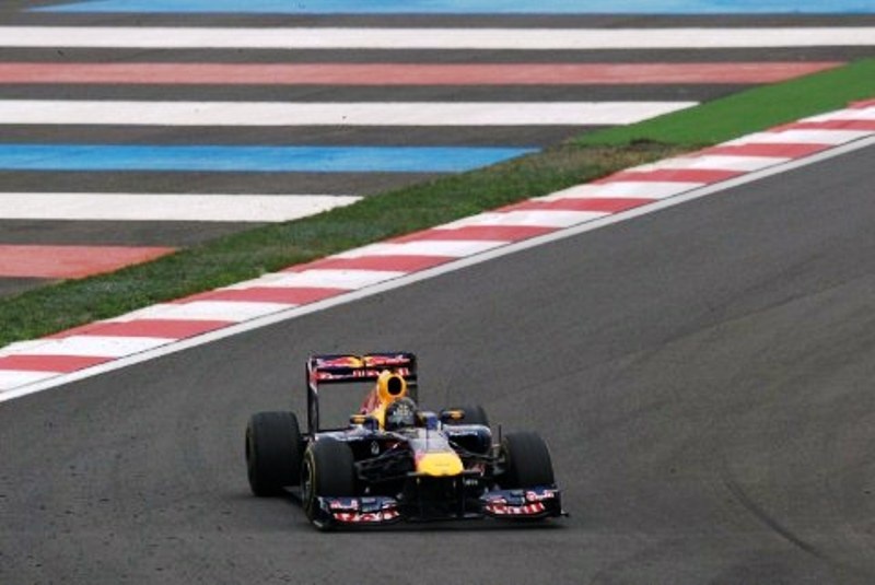 Ο Χάμιλτον άναψε «κόκκινο» στη Red Bull