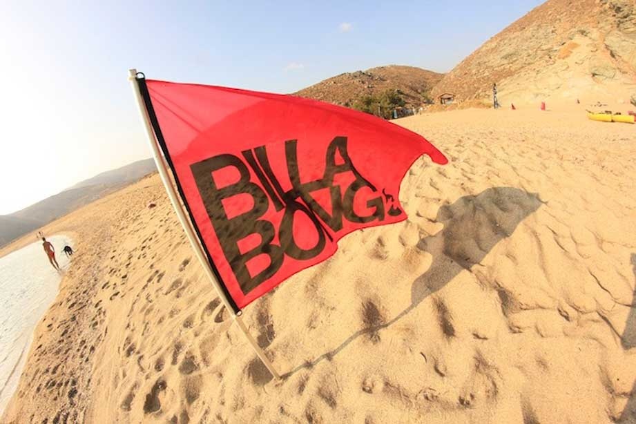 Κορίτσια που σερφάρουν στην Τήνο