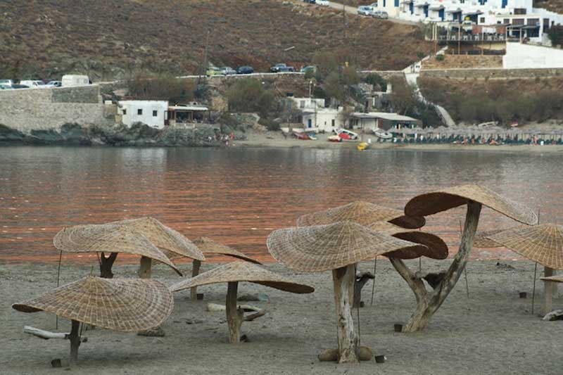 Κορίτσια που σερφάρουν στην Τήνο