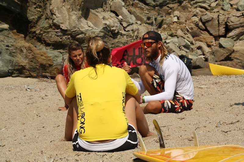 Κορίτσια που σερφάρουν στην Τήνο