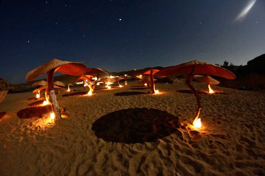 Κορίτσια που σερφάρουν στην Τήνο