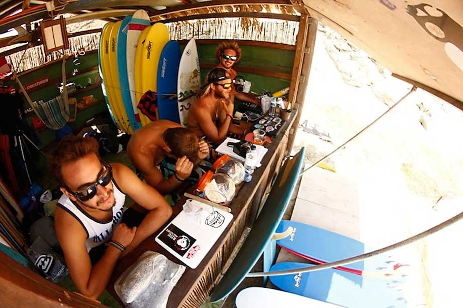 Κορίτσια που σερφάρουν στην Τήνο