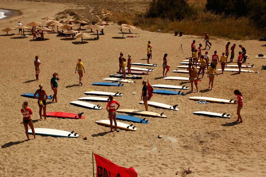 Κορίτσια που σερφάρουν στην Τήνο