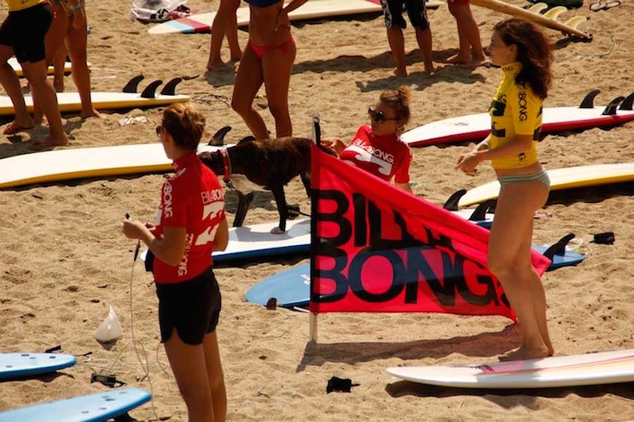 Κορίτσια που σερφάρουν στην Τήνο