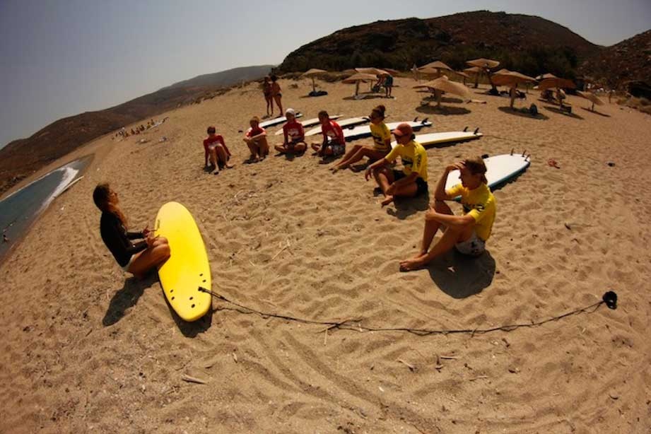 Κορίτσια που σερφάρουν στην Τήνο