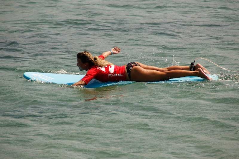 Κορίτσια που σερφάρουν στην Τήνο