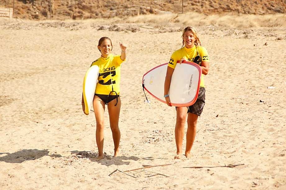 Κορίτσια που σερφάρουν στην Τήνο