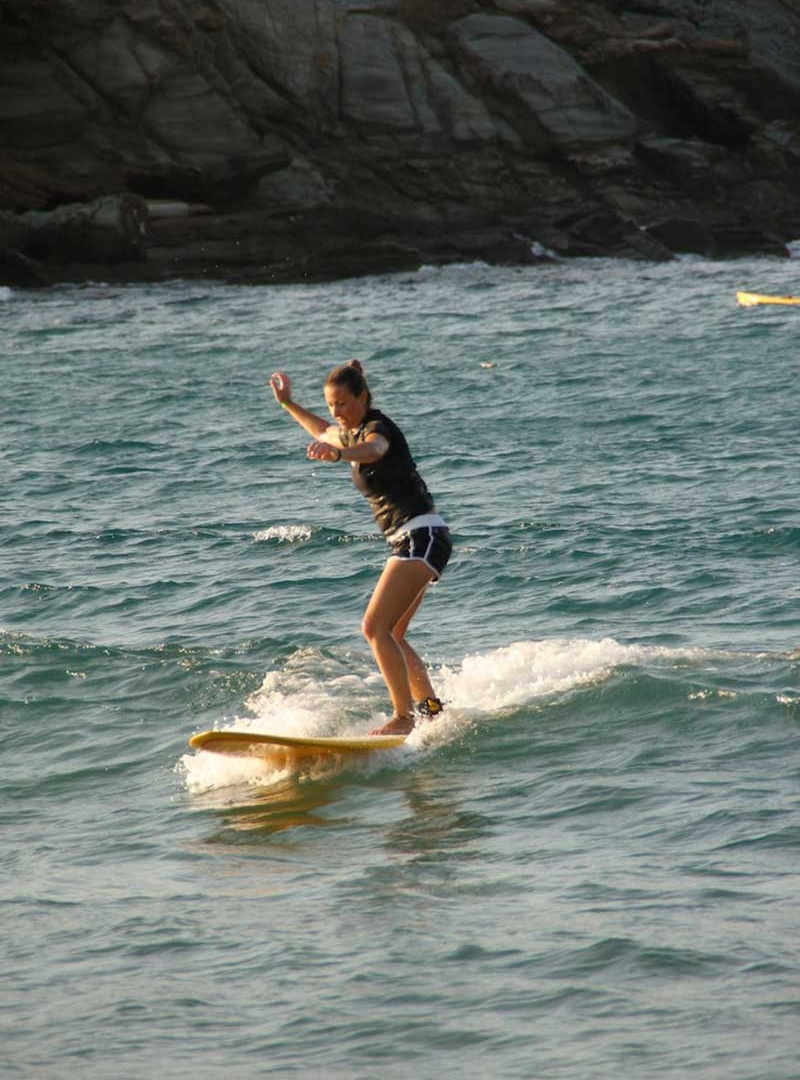 Κορίτσια που σερφάρουν στην Τήνο