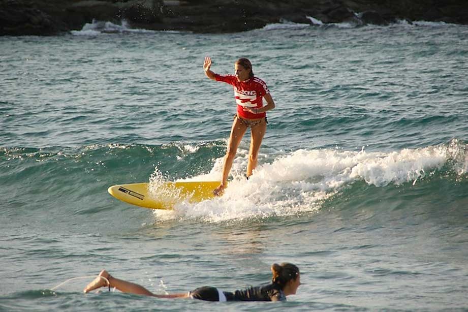 Κορίτσια που σερφάρουν στην Τήνο
