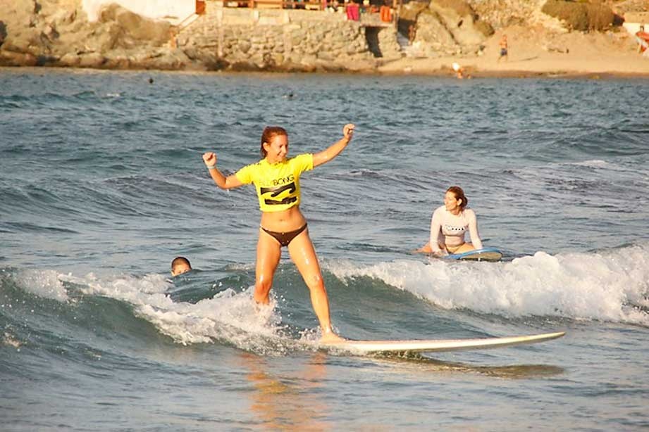 Κορίτσια που σερφάρουν στην Τήνο