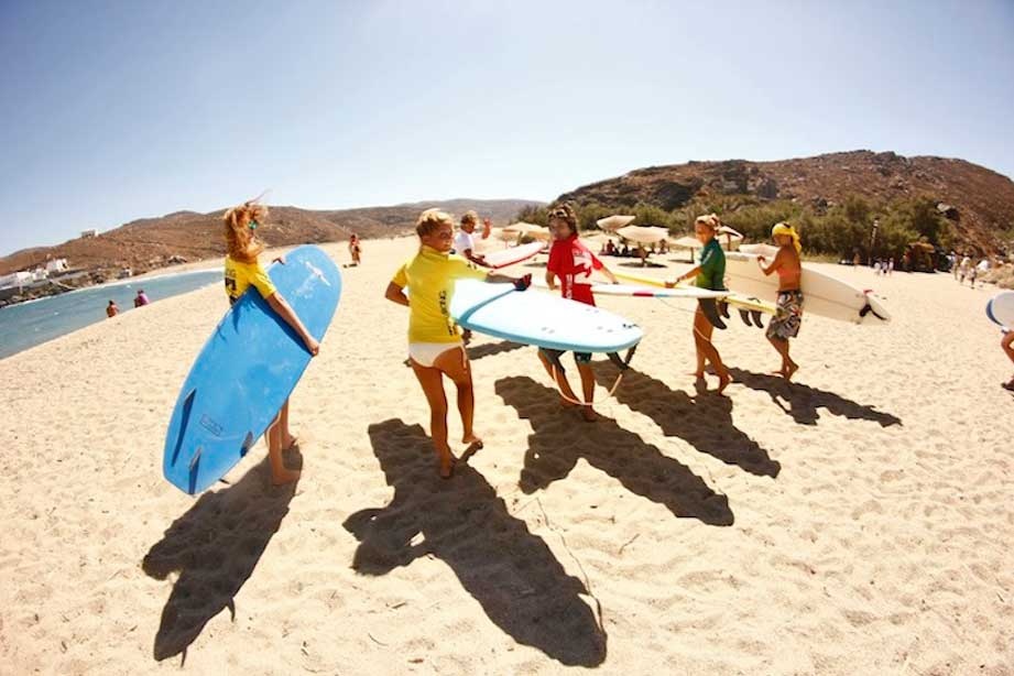 Κορίτσια που σερφάρουν στην Τήνο