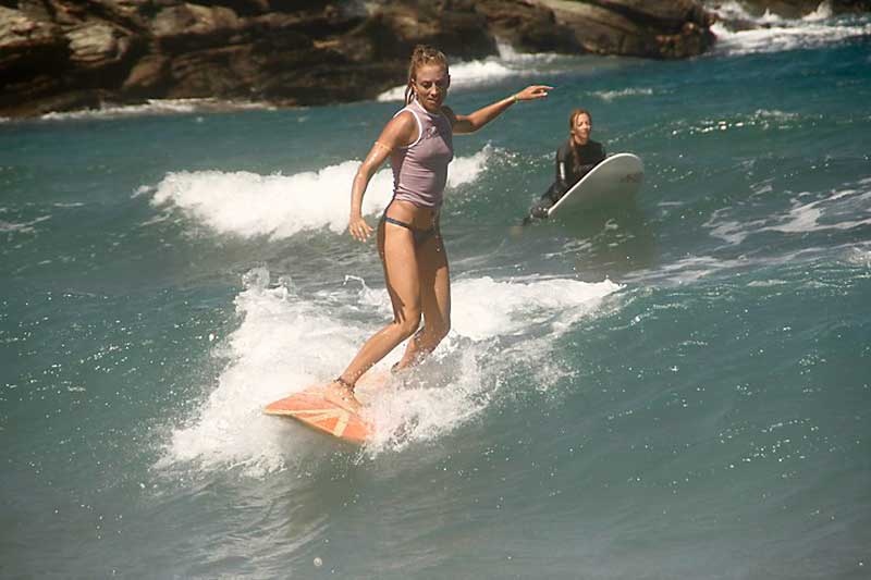 Κορίτσια που σερφάρουν στην Τήνο