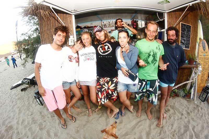 Κορίτσια που σερφάρουν στην Τήνο