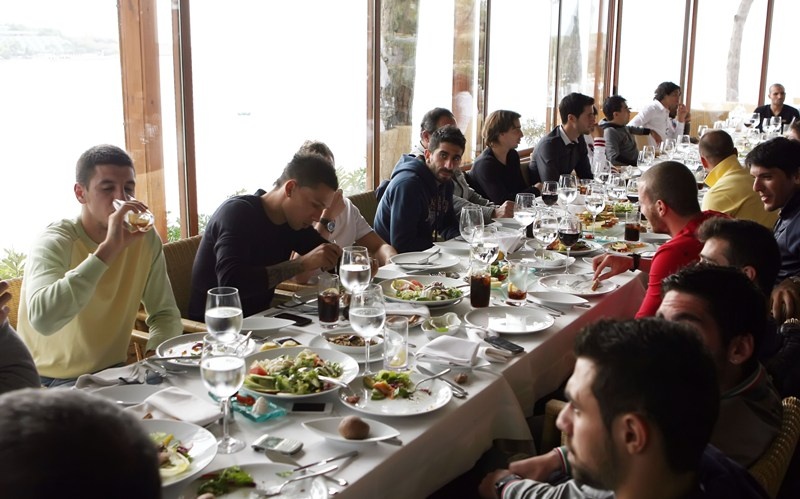 Τους «τραπέζωσαν» Τζεμπούρ και Μιραλάς (photos+video)