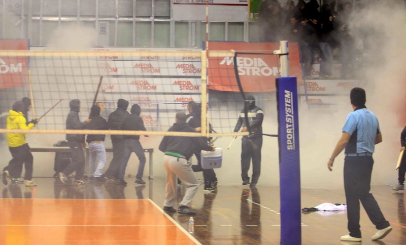 Ξύλο και διακοπή στο Μαρκόπουλο! (photos+video)