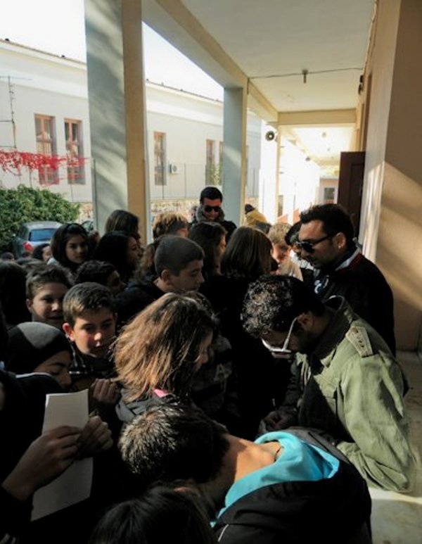 Μοίρασαν αυτόγραφα και εισιτήρια στην Καλλονή (photos)