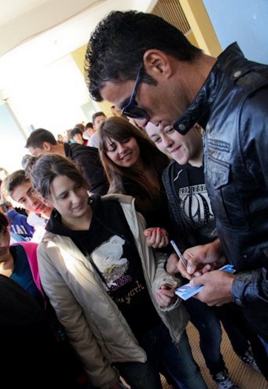 Μοίρασαν αυτόγραφα και εισιτήρια στην Καλλονή (photos)