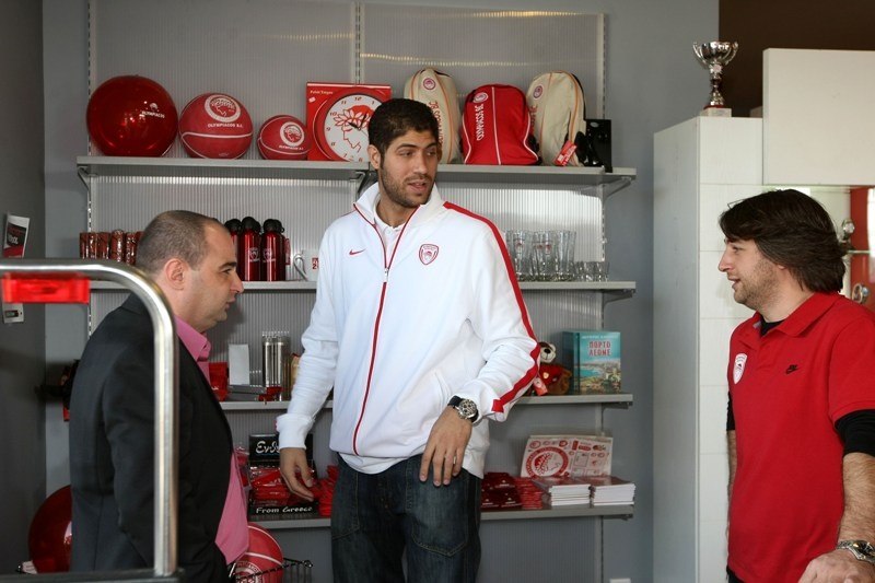 Κοντά στα παιδιά ο Βασιλόπουλος