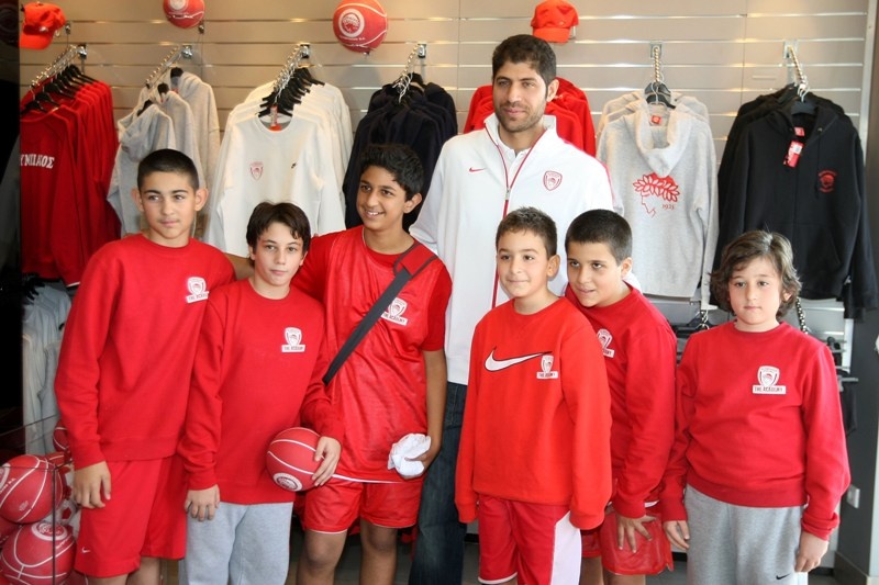 Κοντά στα παιδιά ο Βασιλόπουλος