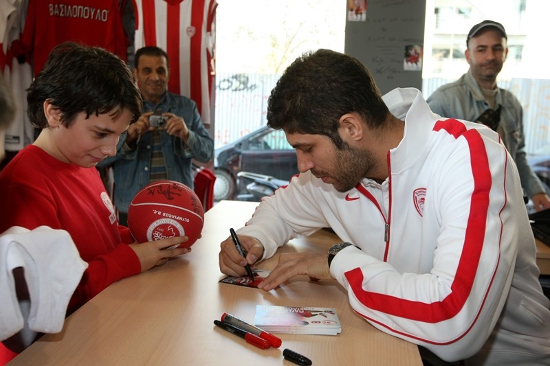 Κοντά στα παιδιά ο Βασιλόπουλος