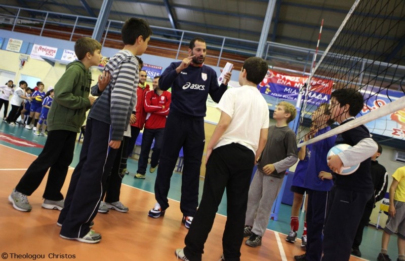Παιδικά χαμόγελα και αυτόγραφα πριν το F4