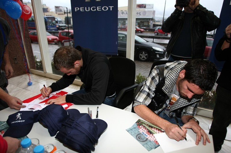 Αποθέωση για τους παίκτες του Ολυμπιακού (photos)