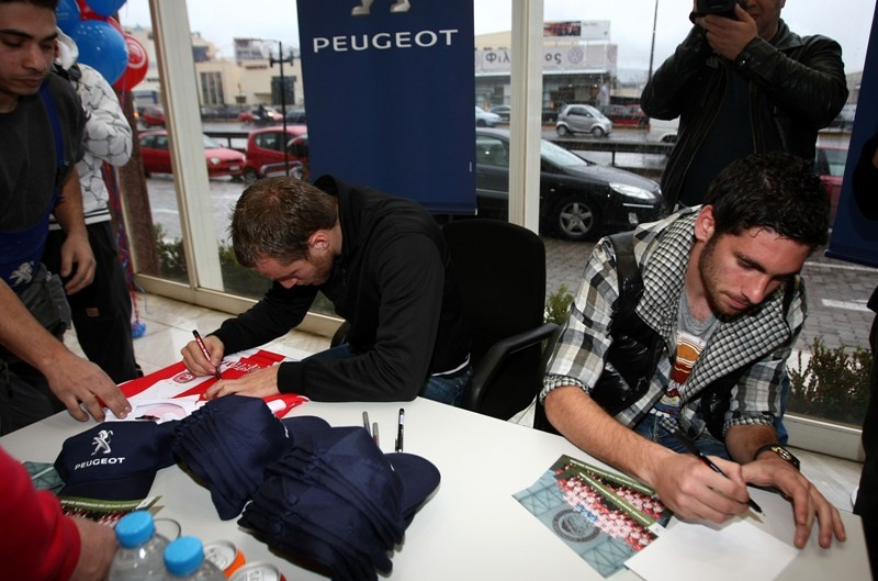 Αποθέωση για τους παίκτες του Ολυμπιακού (photos)