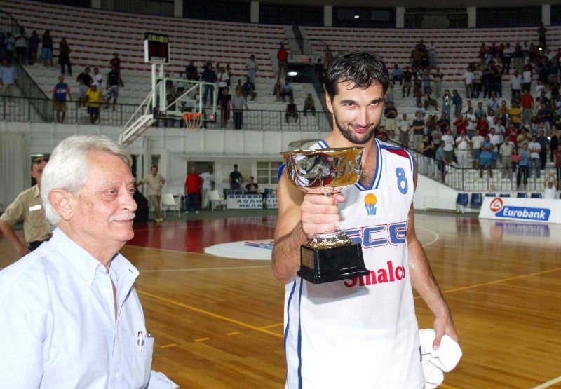 Ο «μπόμπερ» Πέτζα και το… δακτυλίδι του (photos+videos)