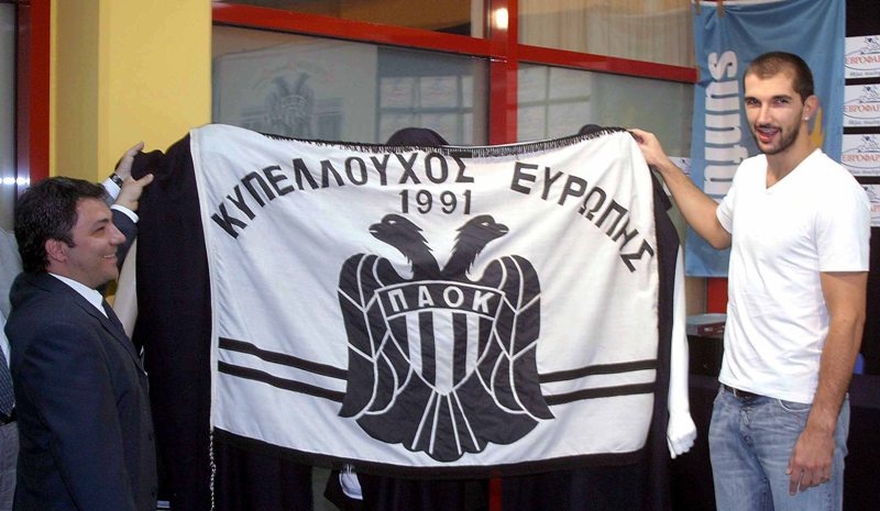 Ο «μπόμπερ» Πέτζα και το… δακτυλίδι του (photos+videos)