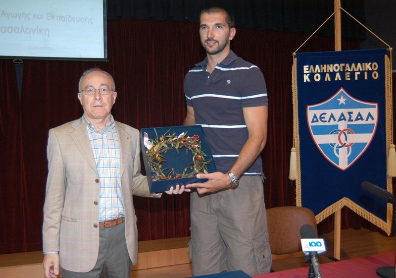 Ο «μπόμπερ» Πέτζα και το… δακτυλίδι του (photos+videos)