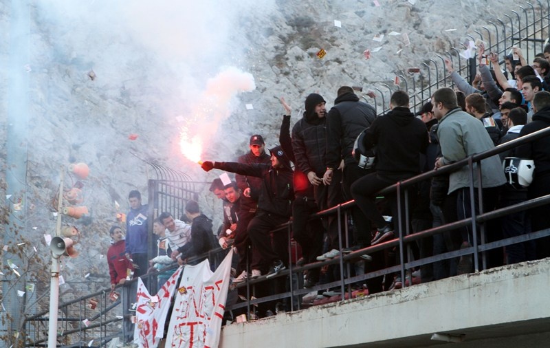 Καρεκλιά στην... πλάτη του ποδοσφαίρου! (videos+photos)