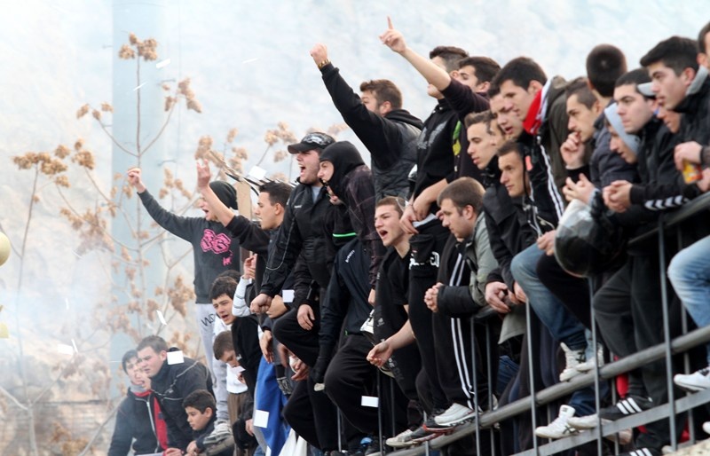 Καρεκλιά στην... πλάτη του ποδοσφαίρου! (videos+photos)
